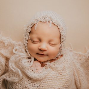 wrap og lue ibeige til nyfødtfotografering