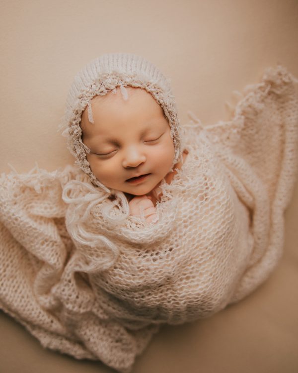 wrap og lue nyfødtfoto