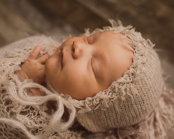 tornerose pyntewrap og lue nyfødtfotografering