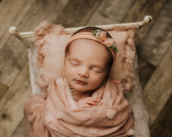 set med pute, lue og wrap til nyfødtfotografering