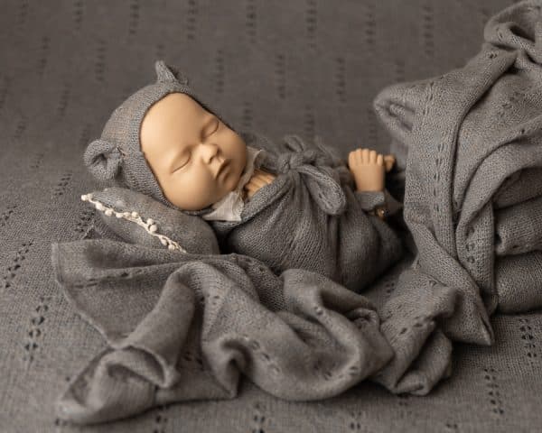 strikket sett med pute, lue og wrap til nyfødtfotografering