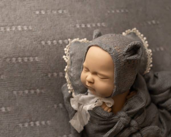 strikket sett med pute, lue og wrap til nyfødtfotografering